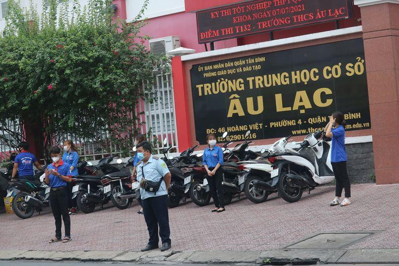 Cổng trường của ngày thi thứ 2 chỉ có lực lượng hỗ trợ công tác tổ chức thi và không tụ tập phụ huynh để giãn cách tối đa - Ảnh: Ngọc Long Cổng trường của ngày thi thứ 2 chỉ có lực lượng hỗ trợ công tác tổ chức thi và không tụ tập phụ huynh để giãn cách tối đa - Ảnh: Ngọc Long