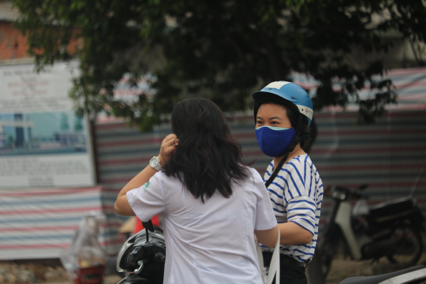 Những lời dặn dò tiếp sức cổ vũ sĩ tử 2003 hoàn thành những môn thi cuối cùng thay cho những cái ôm trong mùa thi giữa dịch COVID-19 tại TP.HCM - Ảnh: Viên Vy Những lời dặn dò tiếp sức cổ vũ sĩ tử 2003 hoàn thành những môn thi cuối cùng thay cho những cái ôm trong mùa thi giữa dịch COVID-19 tại TP.HCM - Ảnh: Viên Vy