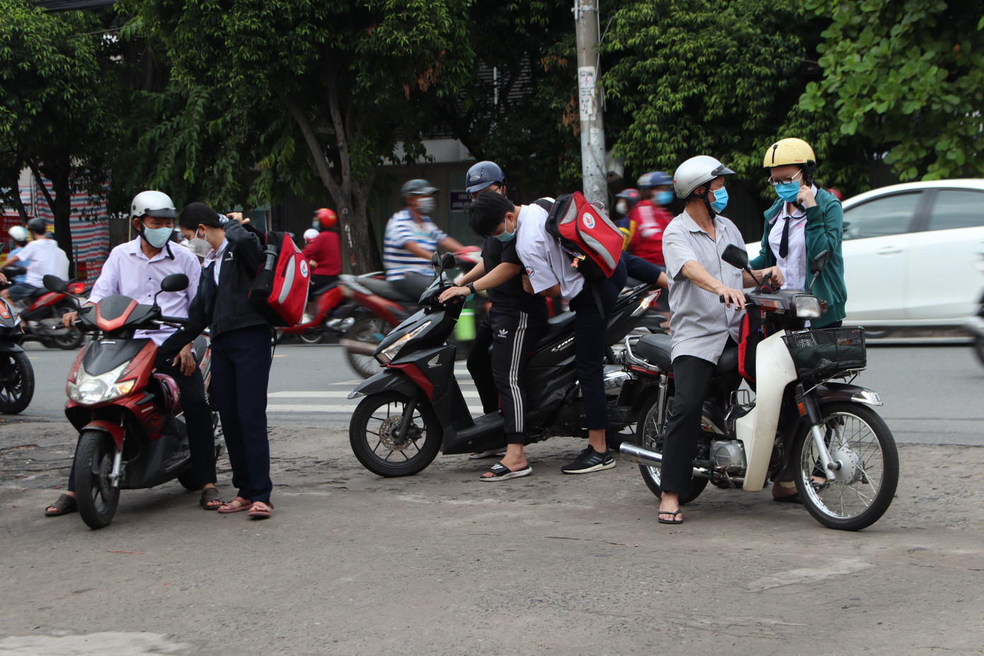 Học sinh vội vã kiểm tra lần cuối và nhanh chóng bước đến cổng điểm thi - Ảnh: Ngọc Long Học sinh vội vã kiểm tra lần cuối và nhanh chóng bước đến cổng điểm thi - Ảnh: Ngọc Long