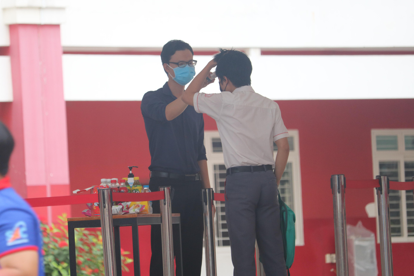 Hàng rào giãn cách và công tác khử khuẩn, đo thân nhiệt vẫn được thực hiện nghiêm ngặt - Ảnh: Viên Vy Hàng rào giãn cách và công tác khử khuẩn, đo thân nhiệt vẫn được thực hiện nghiêm ngặt - Ảnh: Viên Vy