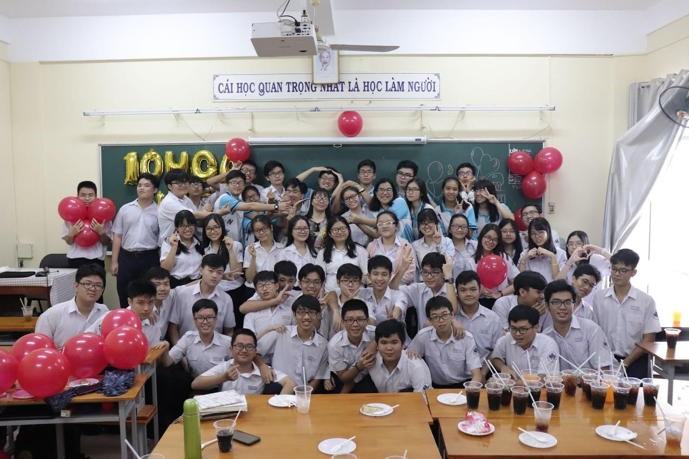 &quot;Lớp người ta&quot; với thành tích đáng ngưỡng mộ chính là lớp 12 Hóa trường Phổ Thông Năng Khiếu - ĐHQG (TP.HCM) - Ảnh: NVCC