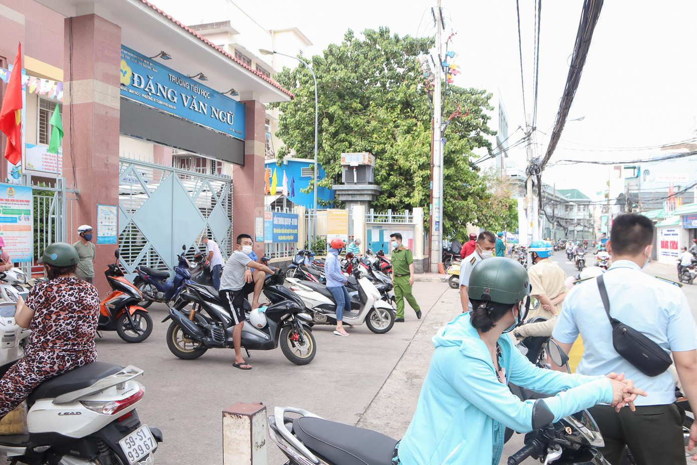 Phụ huynh đỗ xe giãn cách trong khi chờ thí sinh ra về - Ảnh: Viên Vy Phụ huynh đỗ xe giãn cách trong khi chờ thí sinh ra về - Ảnh: Viên Vy