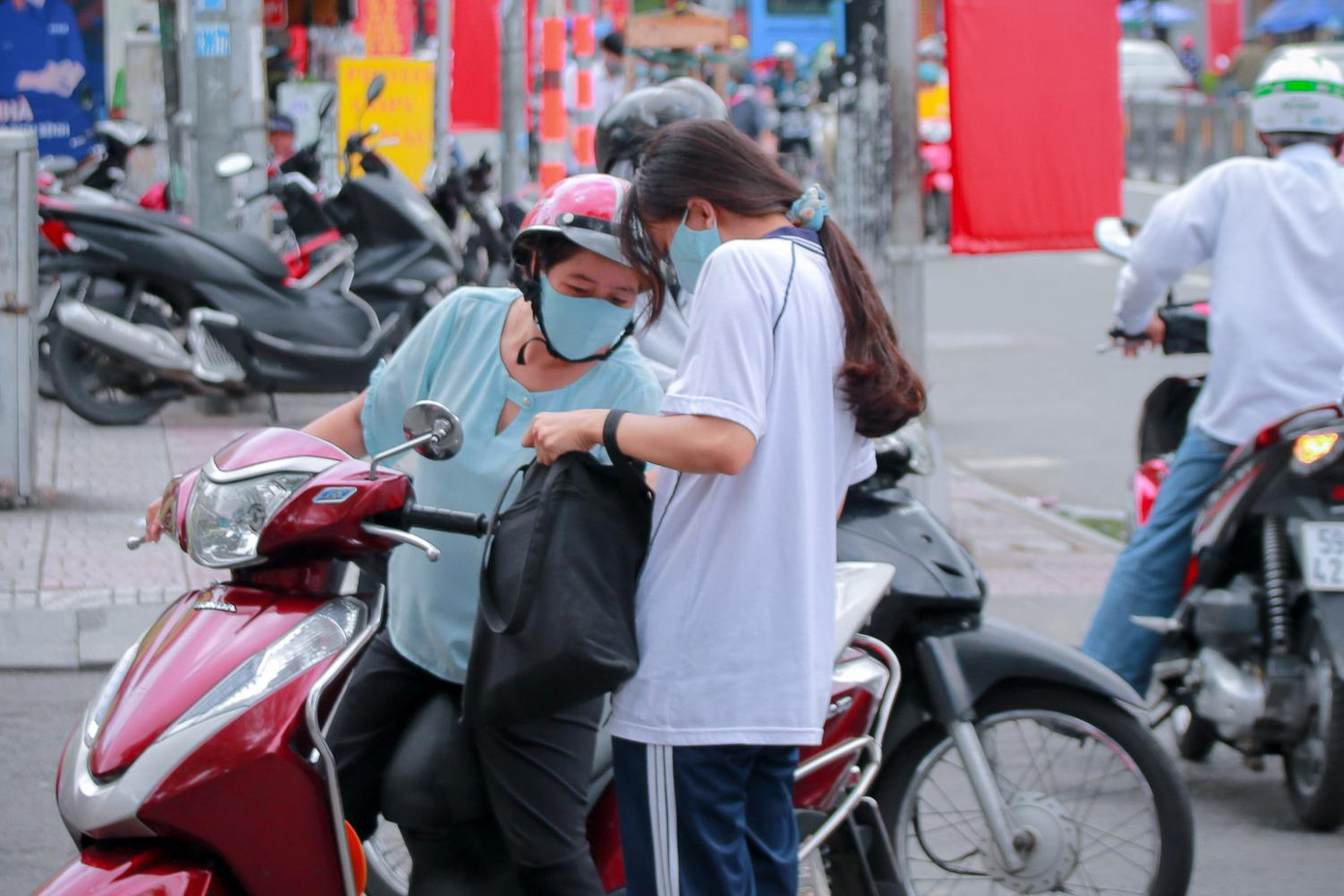 Phụ huynh đồng hành cùng con để chuẩn bị cho kì thi tốt nghiệp THPT 2021 giữa mùa dịch, đặc biệt là khu vực TP.HCM, là điều rất cần thiết đối với các sĩ tử 2K3 - Ảnh: Ngọc Long