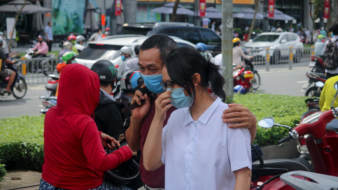 Không khó để bắt gặp những hình ảnh phụ huynh luôn kề vai sát cánh với các sĩ tử trong các đợt thi tốt nghiệp THPT - Ảnh: Ngọc Long