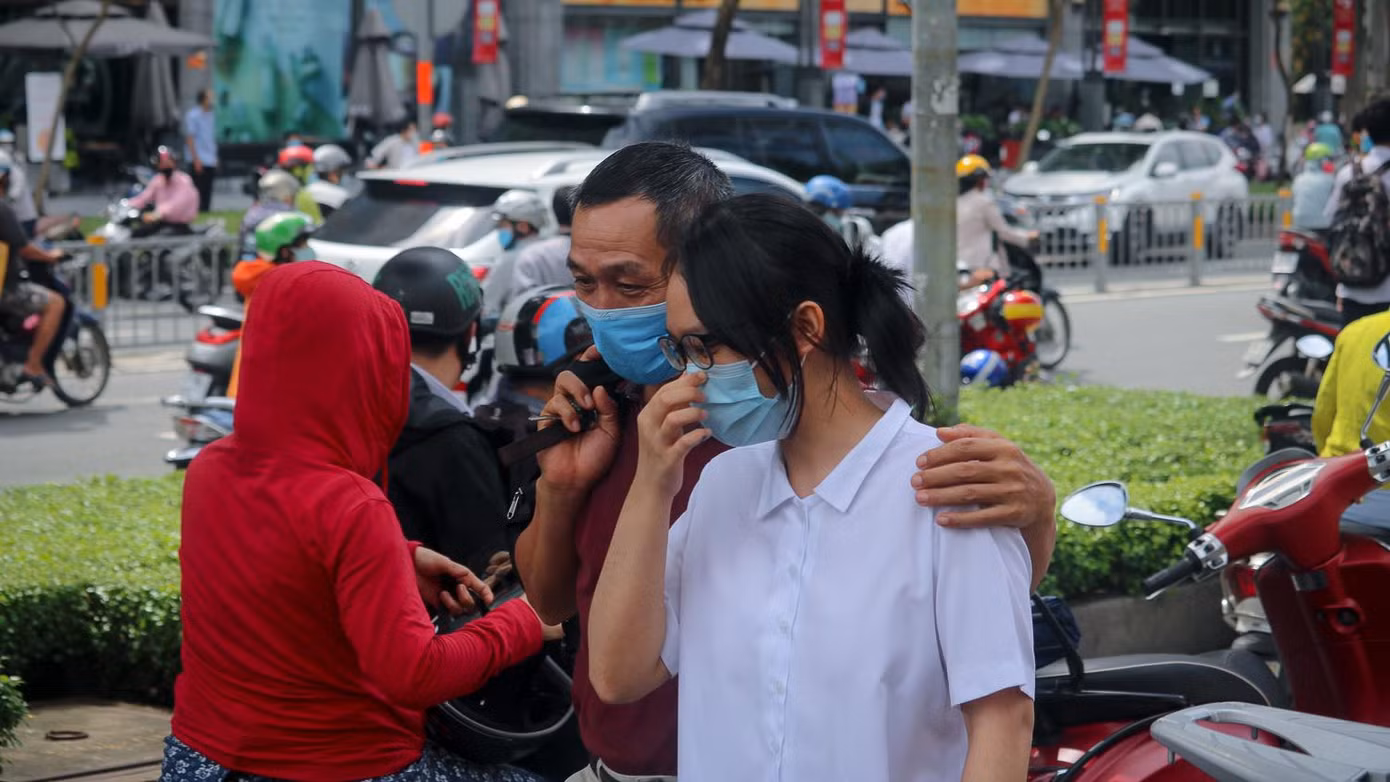 Không khó để bắt gặp những hình ảnh phụ huynh luôn kề vai sát cánh với các sĩ tử trong các đợt thi tốt nghiệp THPT - Ảnh: Ngọc Long Không khó để bắt gặp những hình ảnh phụ huynh luôn kề vai sát cánh với các sĩ tử trong các đợt thi tốt nghiệp THPT - Ảnh: Ngọc Long