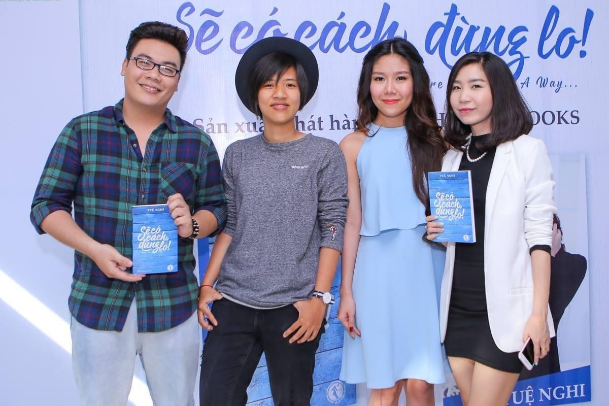 Từ trái sang phải: Nhà văn Hamlet Trương, tác giả Iris Cao, tác giả Tuệ Nghi và Châu. Từ trái sang phải: Nhà văn Hamlet Trương, tác giả Iris Cao, tác giả Tuệ Nghi và Châu.