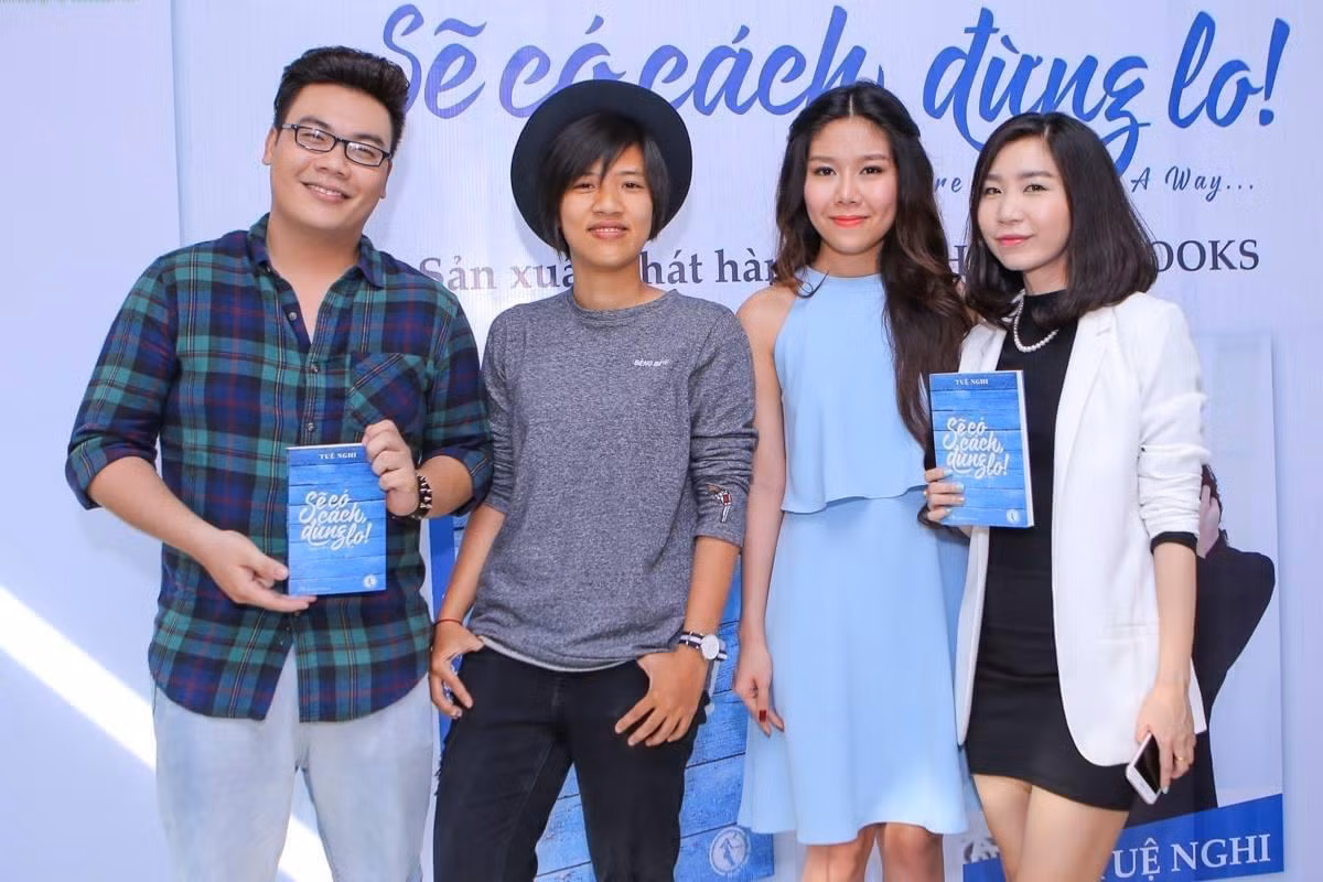 Từ trái sang phải: Nhà văn Hamlet Trương, tác giả Iris Cao, tác giả Tuệ Nghi và Châu.