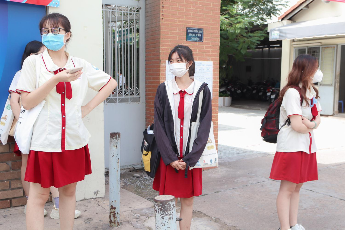 Thí sinh được yêu cầu giữ khoảng cách trong khi chờ phụ huynh đến rước - Ảnh: Ngọc Long Thí sinh được yêu cầu giữ khoảng cách trong khi chờ phụ huynh đến rước - Ảnh: Ngọc Long