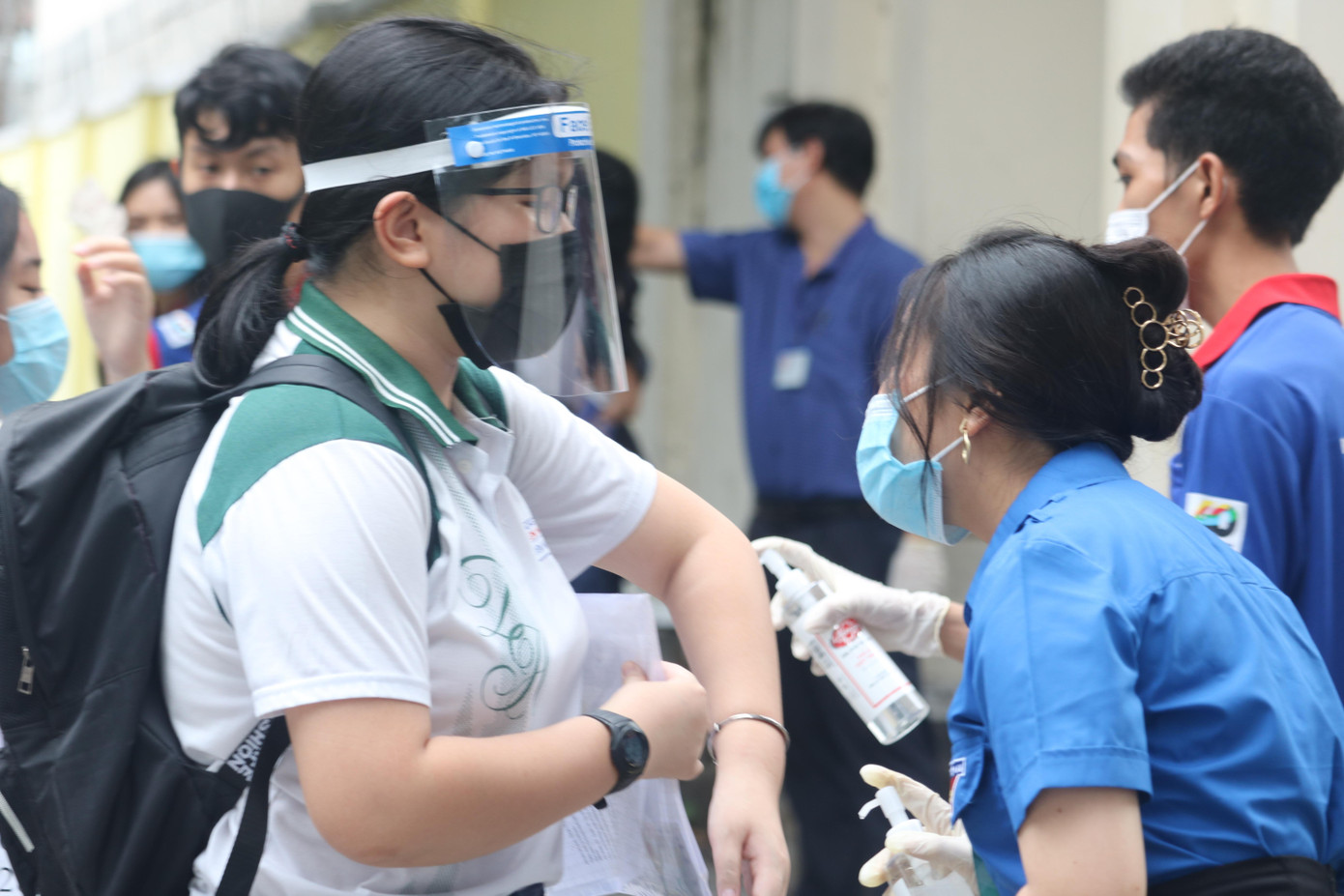 Phóng viên ghi nhận nhiều thí sinh tự trang bị thêm miếng chặn giọt bắn theo khuyến cáo của Sở GD&amp;ĐT TP.HCM - Ảnh: Viên Vy