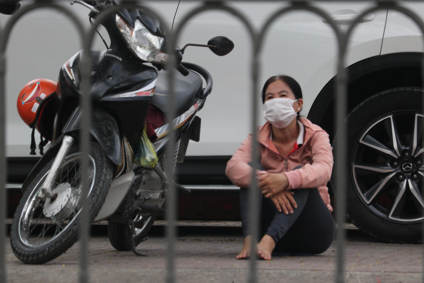 Không khỏi xót xa trước những hình ảnh phụ huynh ngồi tạm bợ chờ con - Ảnh: Viên Vy Không khỏi xót xa trước những hình ảnh phụ huynh ngồi tạm bợ chờ con - Ảnh: Viên Vy