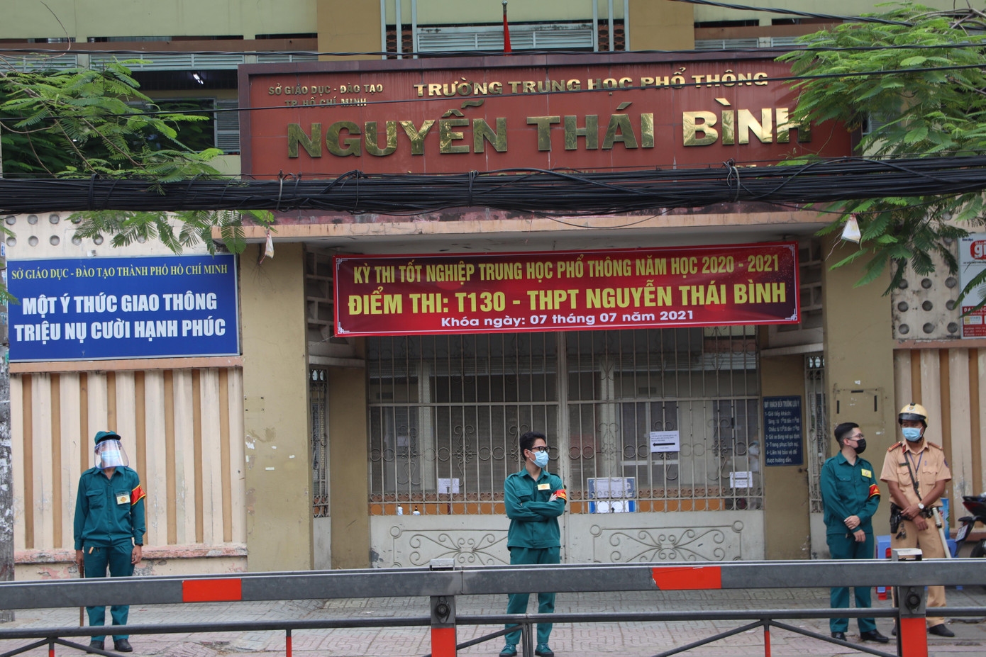 Lực lượng dân phòng và công an luôn túc trực tại cổng để bảo đảm giao thông và giãn cách - Ảnh: Ngọc Long Lực lượng dân phòng và công an luôn túc trực tại cổng để bảo đảm giao thông và giãn cách - Ảnh: Ngọc Long