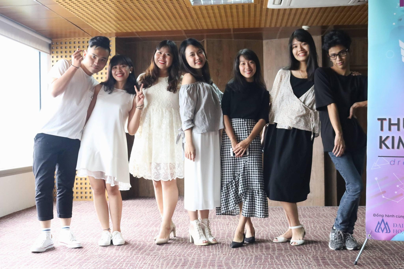 Tớ chụp ảnh cùng các anh chị BTV khác tại nhà Hoa