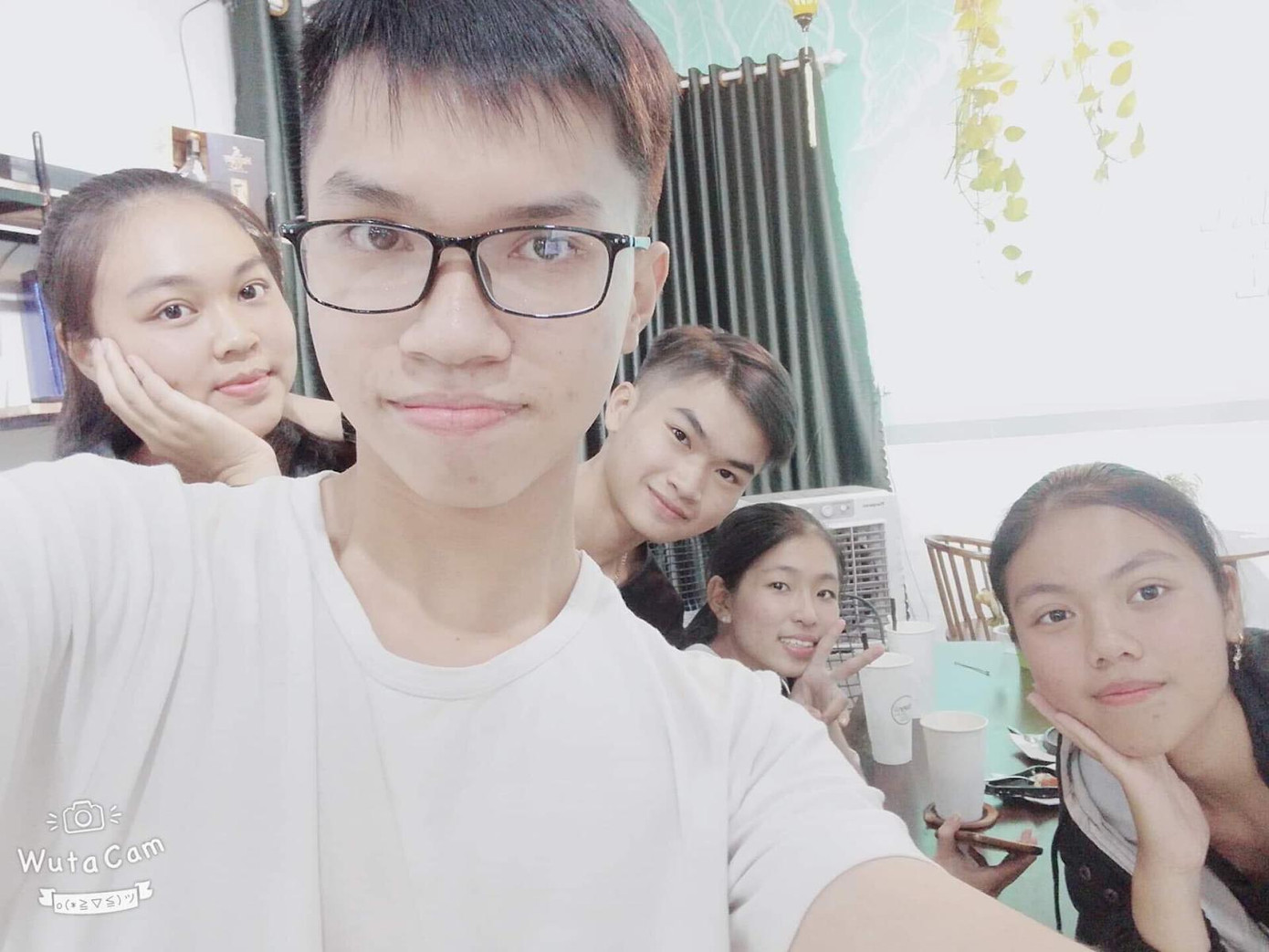 Tấn Phúc (bạn nam thứ 2 từ trái qua), chủ nhân của 1 trong 19 điểm 10 môn Hóa - môn học “ám ảnh” tại TP.HCM - Ảnh: NVCC