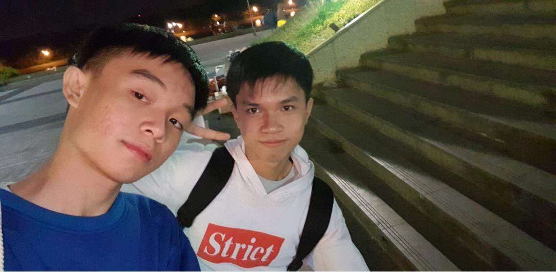 Tấn Phúc (Áo trắng) và anh chàng Vĩnh Thụy - Quán quân của chương trình tranh luận Trường Teen 2019 là đôi bạn “nhà người ta” mà ai cũng dè chừng - Ảnh: NVCC