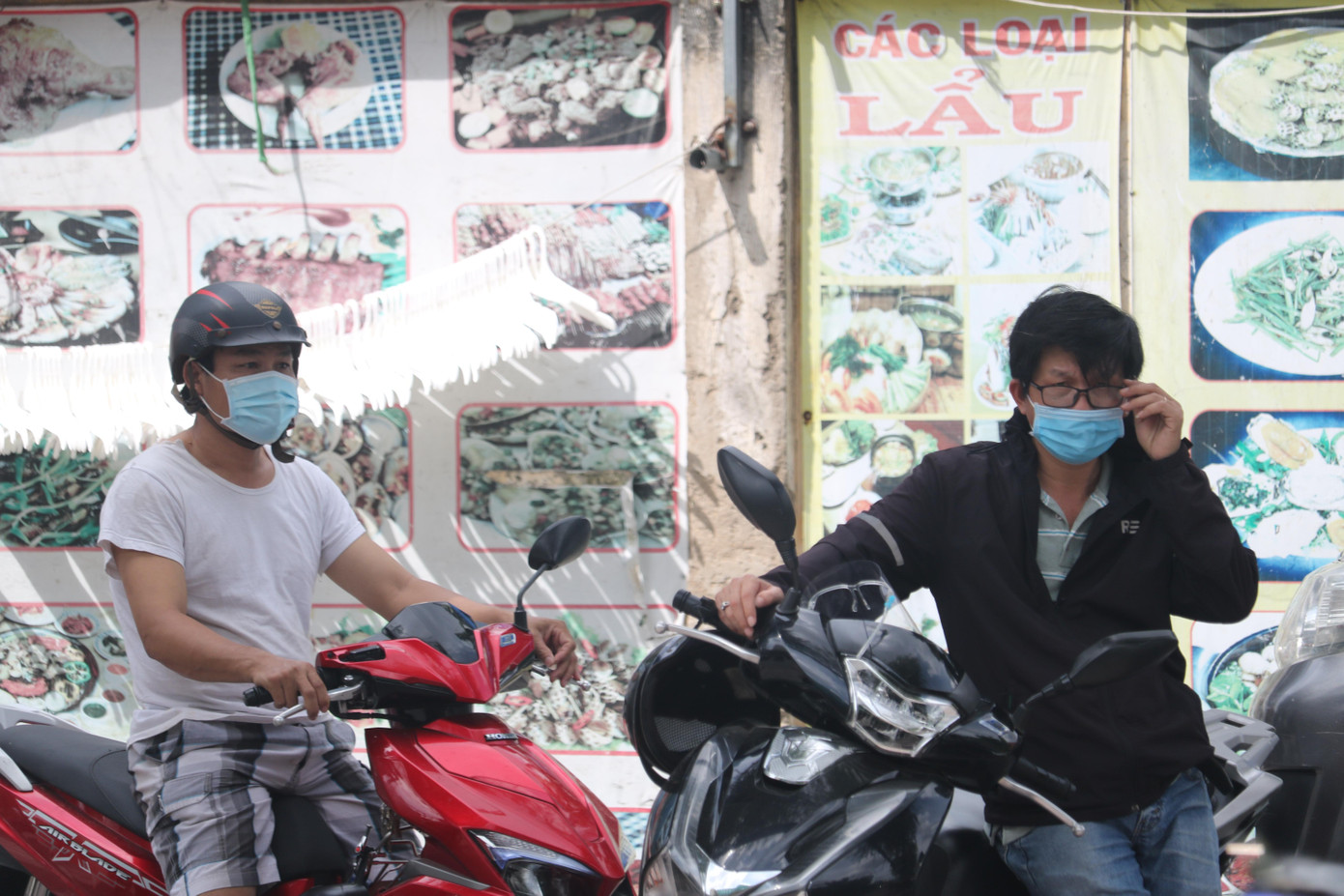 Chú Đức (bên phải) hết sức thận trọng trong những ngày con dự thi tốt nghiệp THPT 2021 - Ảnh: Viên Vy Chú Đức (bên phải) hết sức thận trọng trong những ngày con dự thi tốt nghiệp THPT 2021 - Ảnh: Viên Vy