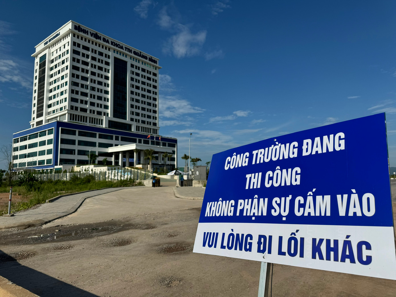 Cảnh báo của đơn vị thi công sau khi lập lối chắn. Cảnh báo của đơn vị thi công sau khi lập lối chắn.