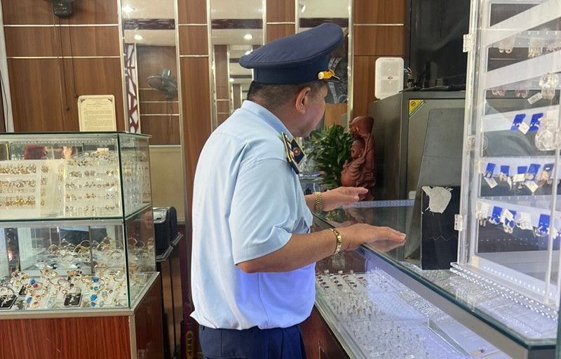 Cán bộ QLTT kiểm tra cửa hàng vàng bán vàng giả Cán bộ QLTT kiểm tra cửa hàng vàng bán vàng giả