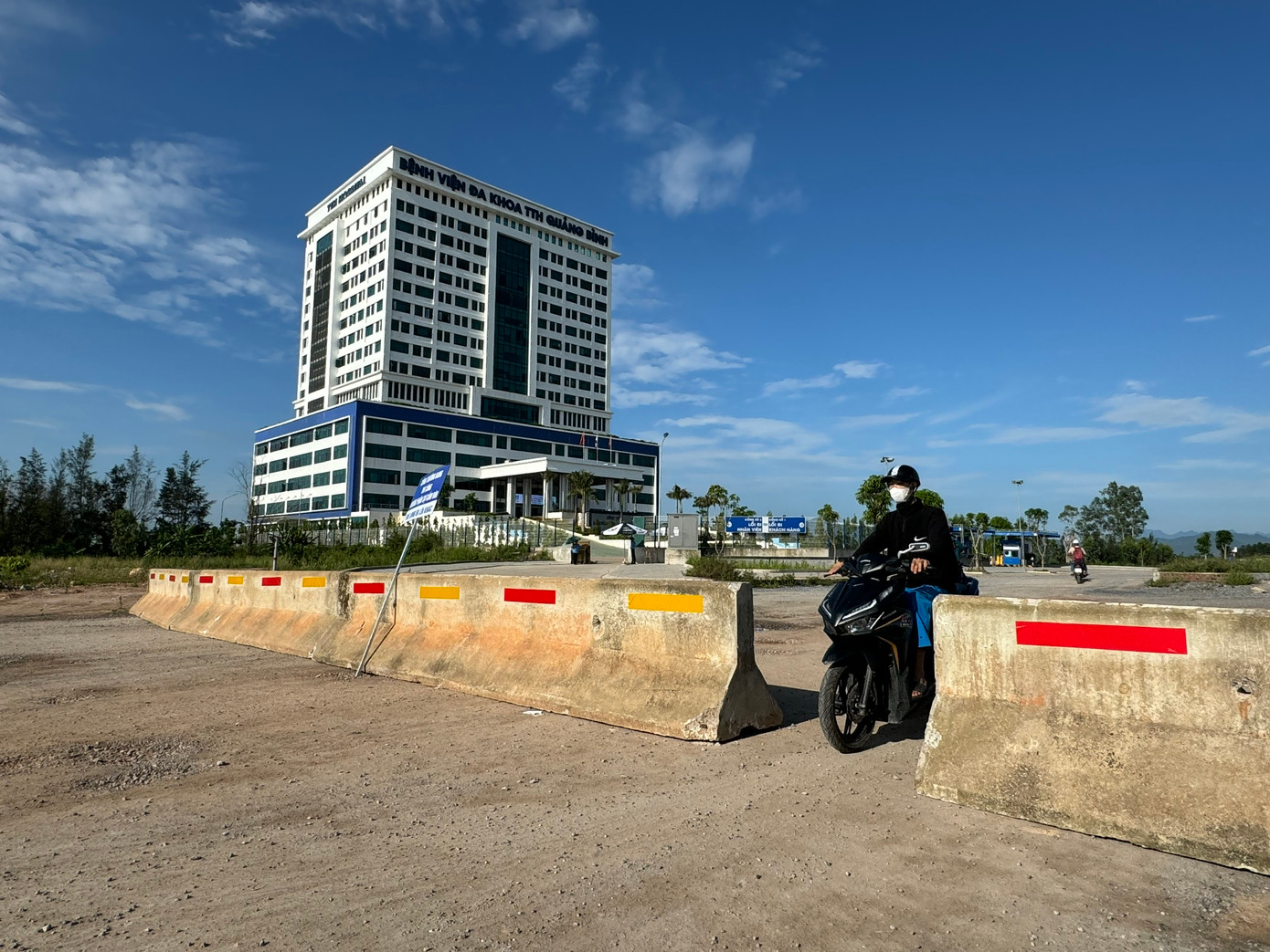 Lối chắn chỉ mở một con đường nhỏ cho xe máy di chuyển. Lối chắn chỉ mở một con đường nhỏ cho xe máy di chuyển.