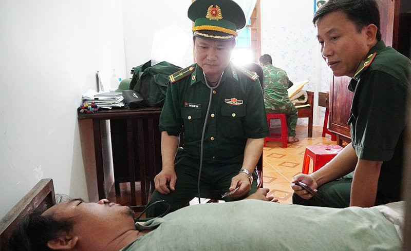 Ngư dân được chăm sóc sức khoẻ ban đầu ngay khi vừa cập bờ. Ngư dân được chăm sóc sức khoẻ ban đầu ngay khi vừa cập bờ.