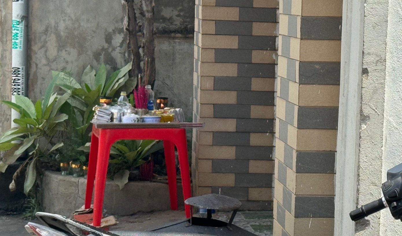 Theo phong tục địa phương, người thân đặt trước cửa nhà anh Trung một bàn thờ tạm để cầu trời, khấn phật cứu vớt người gặp nạn. Theo phong tục địa phương, người thân đặt trước cửa nhà anh Trung một bàn thờ tạm để cầu trời, khấn phật cứu vớt người gặp nạn.