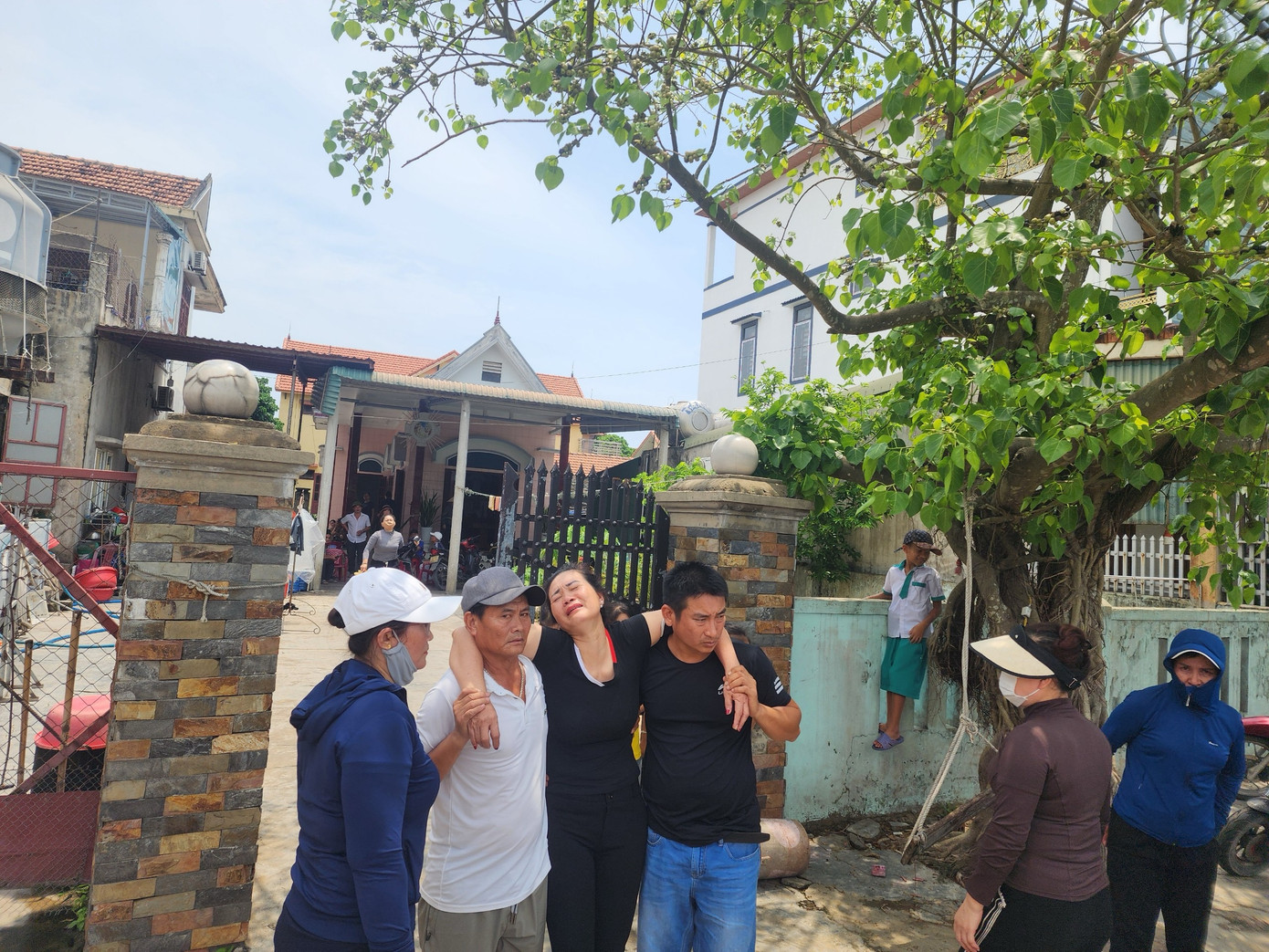 Tuyệt vọng khi thấy các bạn thuyền trở về mà không có người thân của mình. Tuyệt vọng khi thấy các bạn thuyền trở về mà không có người thân của mình.