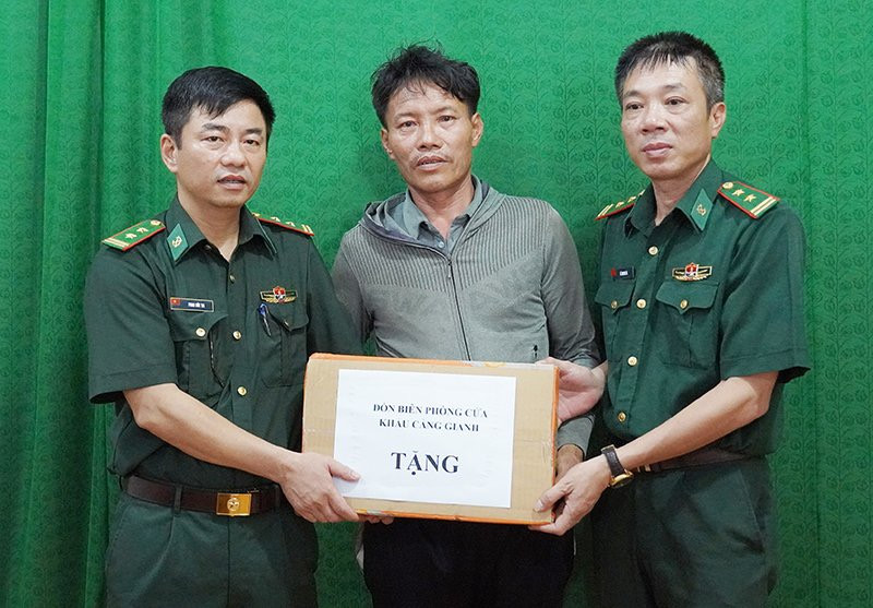 Khen thưởng tàu cá tích cực tham gia tìm kiếm cứu nạn. Khen thưởng tàu cá tích cực tham gia tìm kiếm cứu nạn.