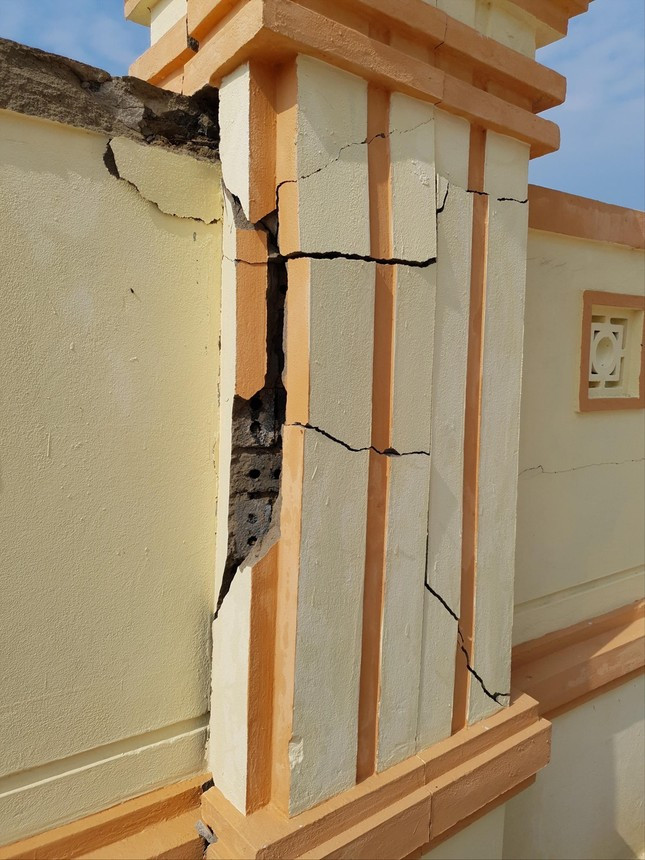 Tường rào của Thành uỷ Đồng Hới nứt toác sau khi đưa vào sử dụng năm 2019