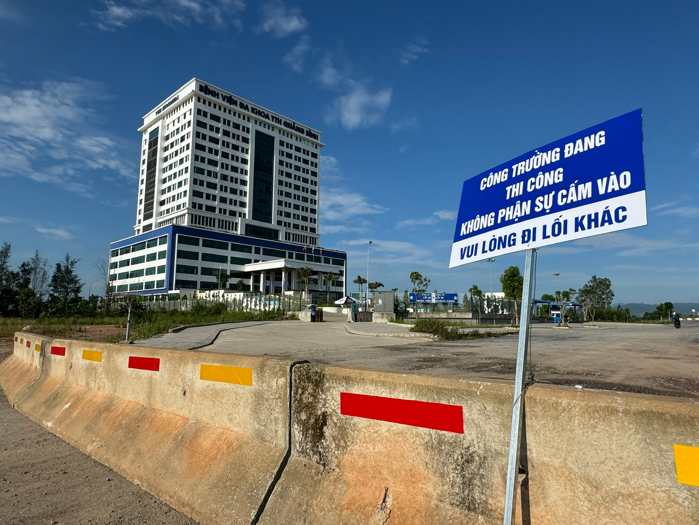 Rào chắn lối vào bệnh viện Đa khoa TTH Quảng Bình Rào chắn lối vào bệnh viện Đa khoa TTH Quảng Bình