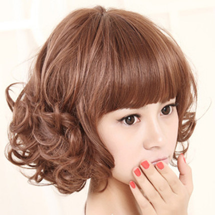 Mái tóc ngang với phần đuôi tóc được uốn xoăn và đánh rối một cách tự nhiên sẽ là phù hợp nhất với những cô nàng công sở. Mái tóc được ép thẳng và ốp vào mặt sẽ phù hợp với những cô gái có gương mặt tròn. Kiểu tóc đơn giản với đuôi tóc ở mang tai dược làm cụp vào trong, ôm lấy gương mặt. Với kiểu tóc này trông bạn thật dễ thương, trẻ trung.