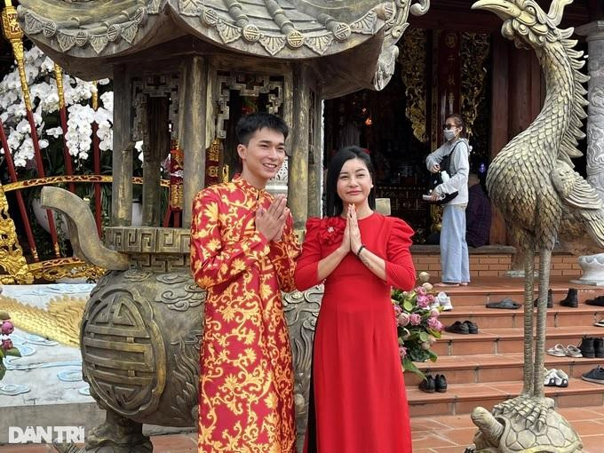 Cát Phượng có mặt từ sớm để làm lễ dâng hương Tổ nghề (Ảnh: Mộc Khải). Cát Phượng có mặt từ sớm để làm lễ dâng hương Tổ nghề (Ảnh: Mộc Khải).