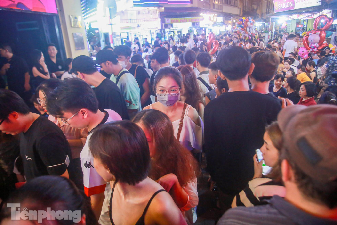 Dù một bộ phận người dân đã đi du lịch hoặc về quê nhưng không khí ở khu vực này vẫn cực kỳ náo nhiệt.