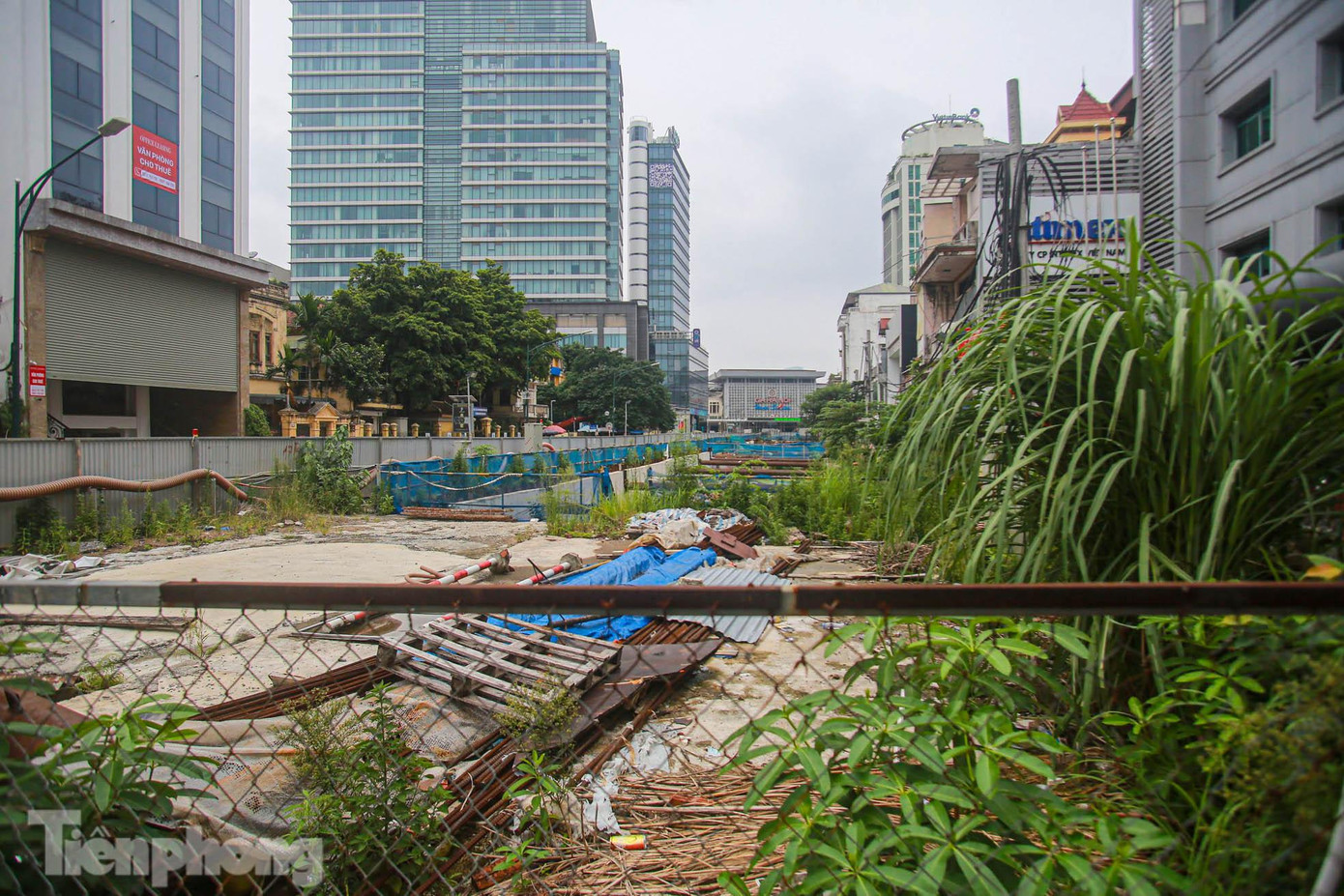 Theo kế hoạch tuyến đường sắt Nhổn - ga Hà Nội được đưa vào khai thác đoạn vận hành đoạn trên cao vào quý IV/2021. Tuy nhiên, dự án gặp phải nhiều khó khăn vướng mắc, phải tạm dừng thi công. Theo kế hoạch tuyến đường sắt Nhổn - ga Hà Nội được đưa vào khai thác đoạn vận hành đoạn trên cao vào quý IV/2021. Tuy nhiên, dự án gặp phải nhiều khó khăn vướng mắc, phải tạm dừng thi công.