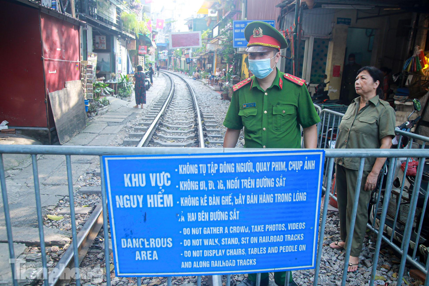 Cảnh sát, lực lượng bảo vệ tổ dân phố có mặt nhắc nhở, không cho du khách đi vào phố đường tàu chụp ảnh, tham quan để đảm bảo an toàn.