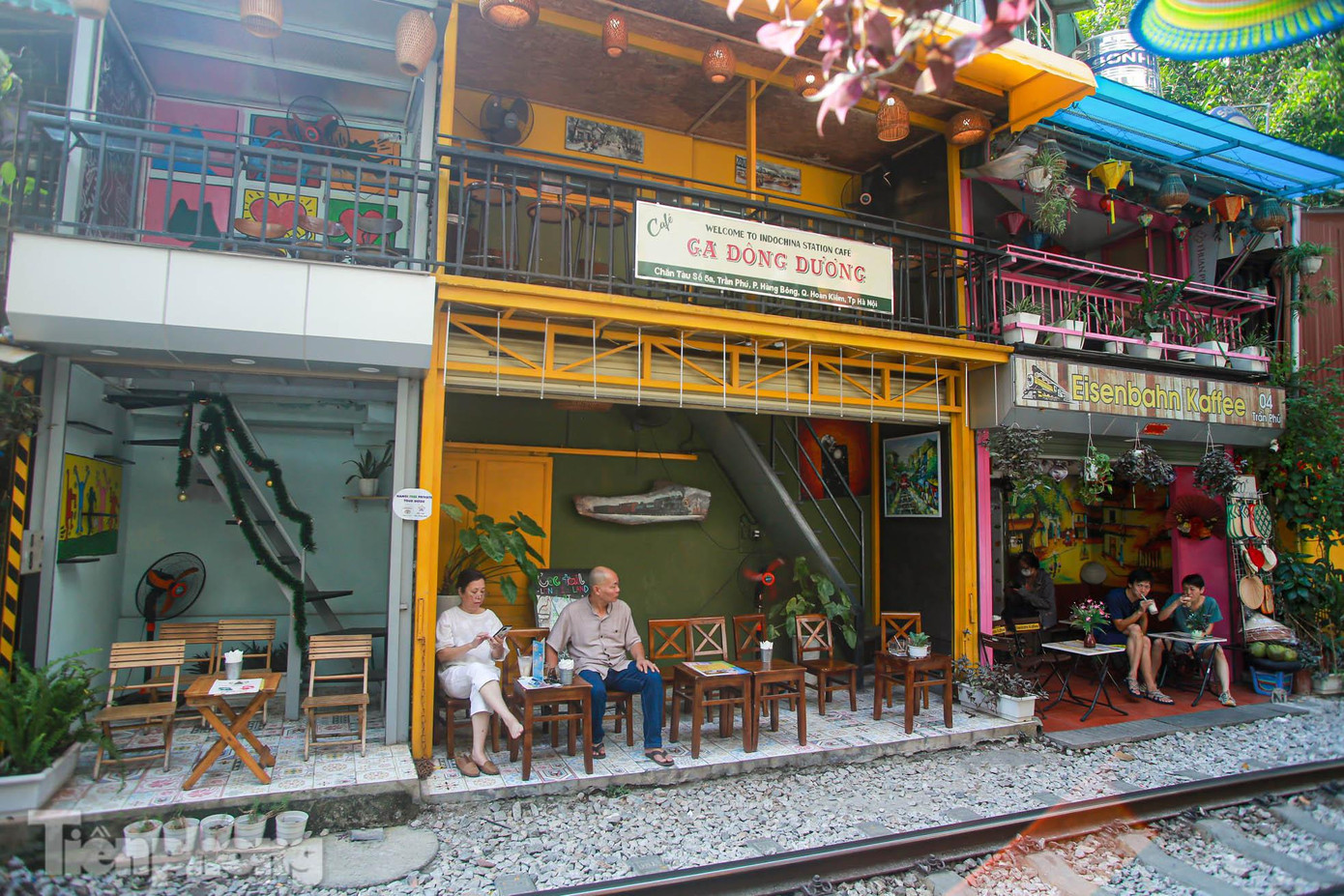 Phó Chủ tịch Thường trực UBND quận Hoàn Kiếm Nguyễn Anh Quân cho biết, thời gian tới, địa phương sẽ thu hồi toàn bộ những giấy phép đăng ký kinh doanh đã được cấp và đình chỉ kinh doanh có hiệu lực. “Muộn nhất là 3 ngày nữa, chúng tôi sẽ thu hồi các giấy phép đối với các hộ kinh doanh có vị trí ở mặt hành lang an toàn đường sắt, việc thu hồi còn phụ thuộc vào công tác hậu kiểm sau cấp đăng ký kinh doanh tại các vị trí khác nhau”, ông Quân thông tin.