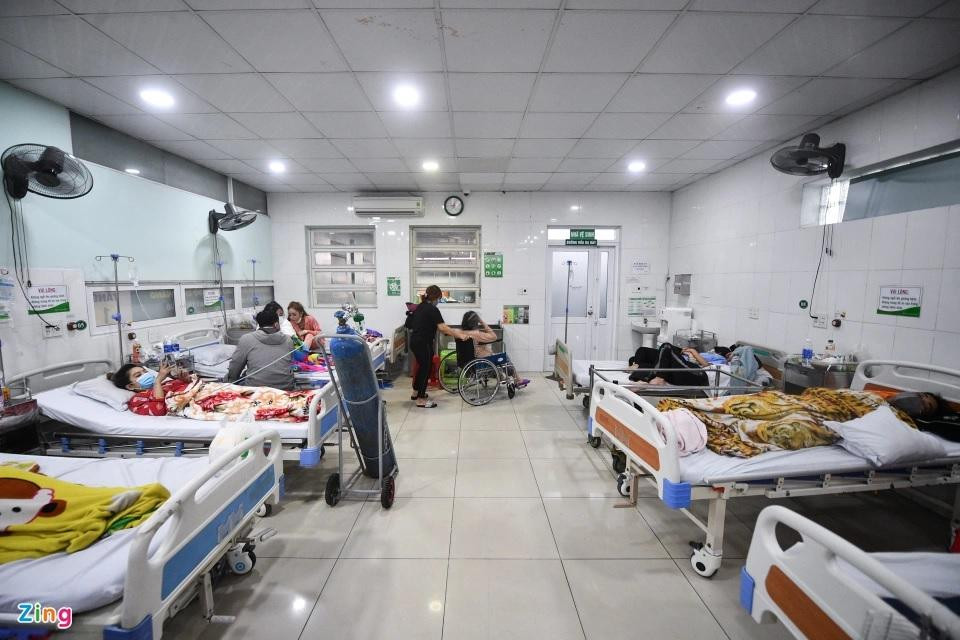 Khoa cấp cứu Bệnh viện Đa khoa An Phú (TP Thuận An, Bình Dương) từ tối 6/9 đến sáng 7/9 liên tục tiếp nhận các nạn nhân bị thương trong vụ cháy quán karaoke An Phú. Khoa cấp cứu Bệnh viện Đa khoa An Phú (TP Thuận An, Bình Dương) từ tối 6/9 đến sáng 7/9 liên tục tiếp nhận các nạn nhân bị thương trong vụ cháy quán karaoke An Phú.