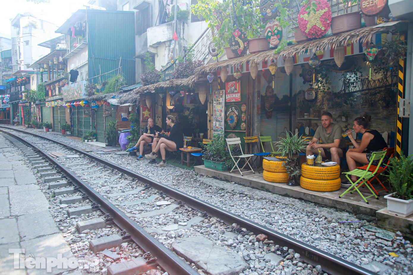 Trước khi rào chắn, xóm đường tàu thu hút rất nhiều khách du lịch trong và ngoài nước đến đây.