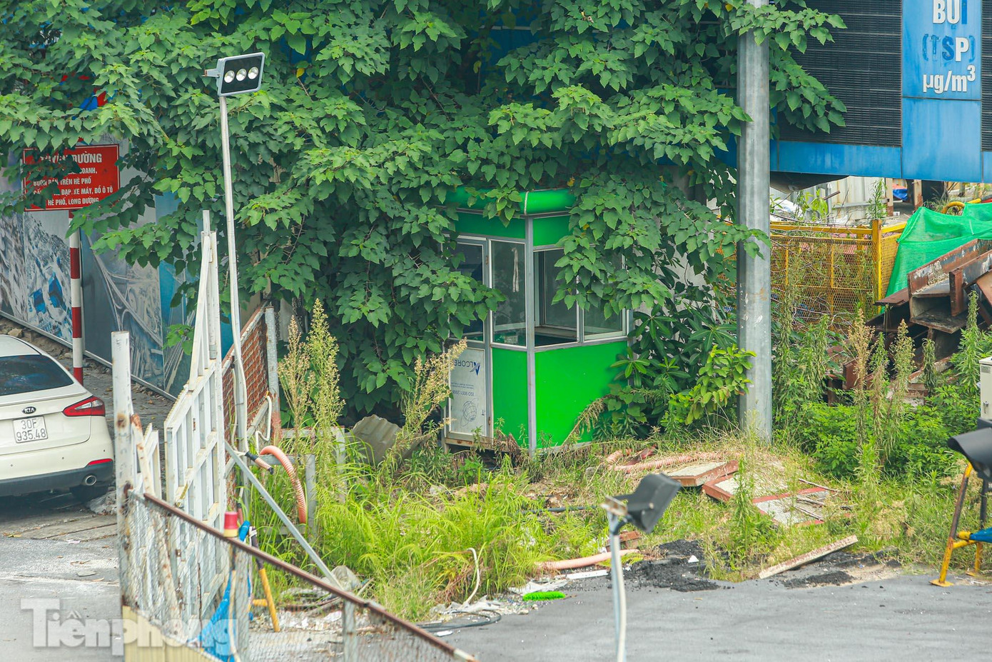 Một góc cổng bụi bặm, rậm rạp. Một góc cổng bụi bặm, rậm rạp.