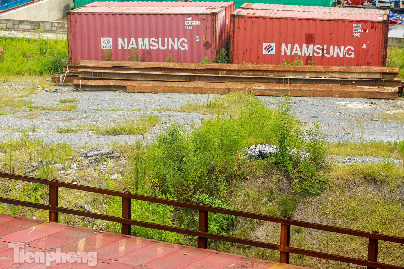 Đại công trường thi công dốc hạ ngầm ga S9 không có bóng dáng công nhân. Đại công trường thi công dốc hạ ngầm ga S9 không có bóng dáng công nhân.