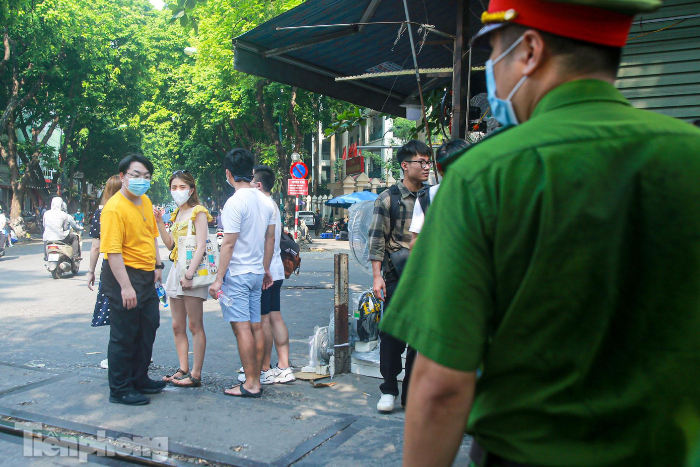 Dù tiếc nuối nhưng những du khách nước ngoài tuân thủ hướng dẫn của lực lượng chức năng.