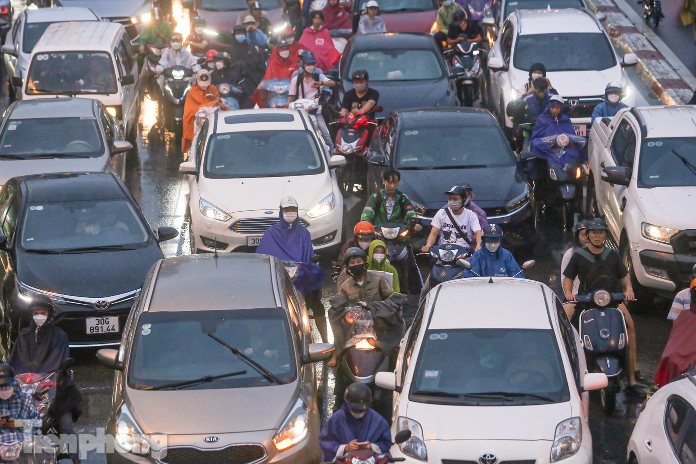 Nhiều phương tiện "chôn chân" giữa trời mưa.