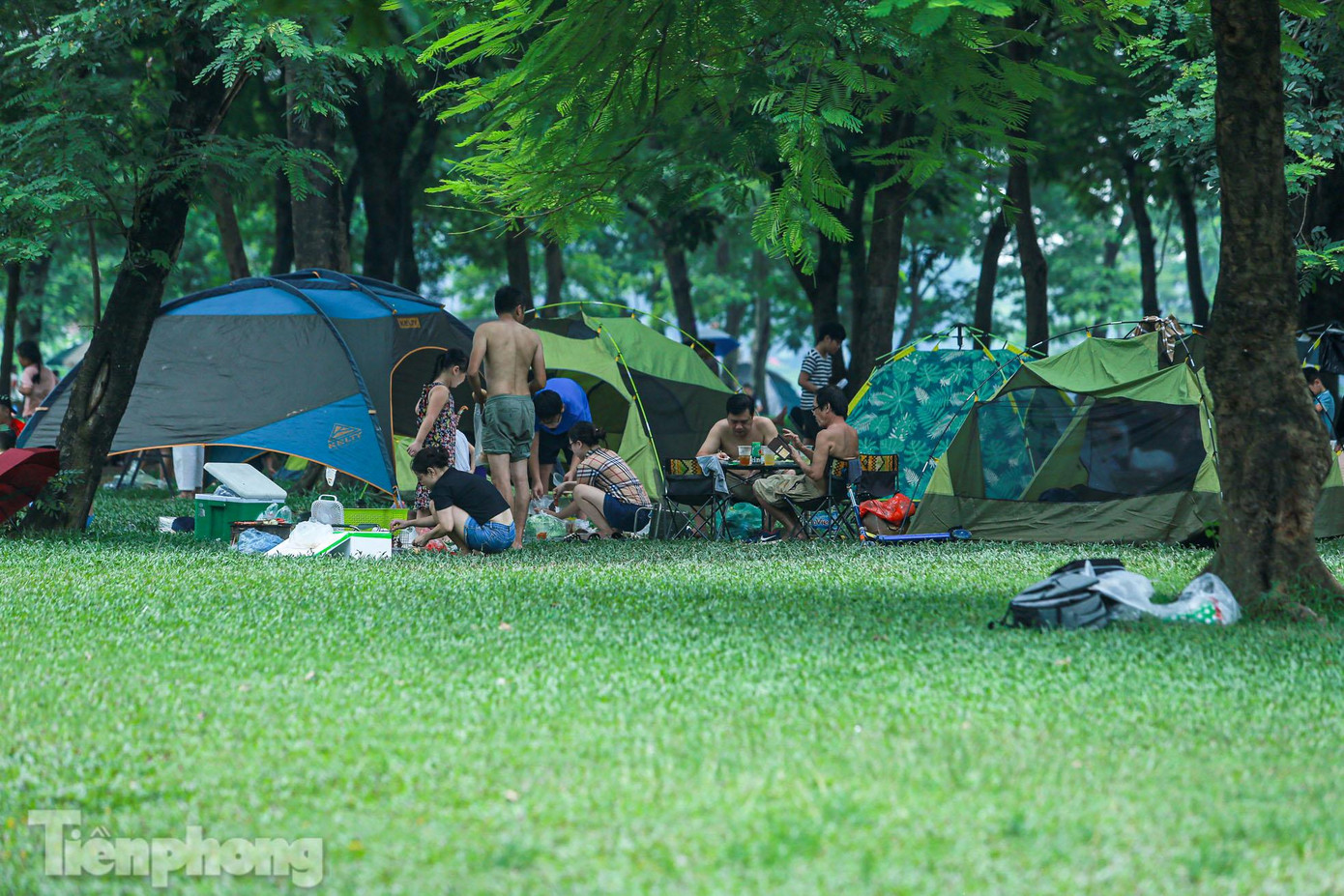 Thay vì về quê và đi chơi xa, nhiều người dân Thủ đô lựa chọn công viên Yên Sở bởi công viên này có vị trí khá gần trung tâm.