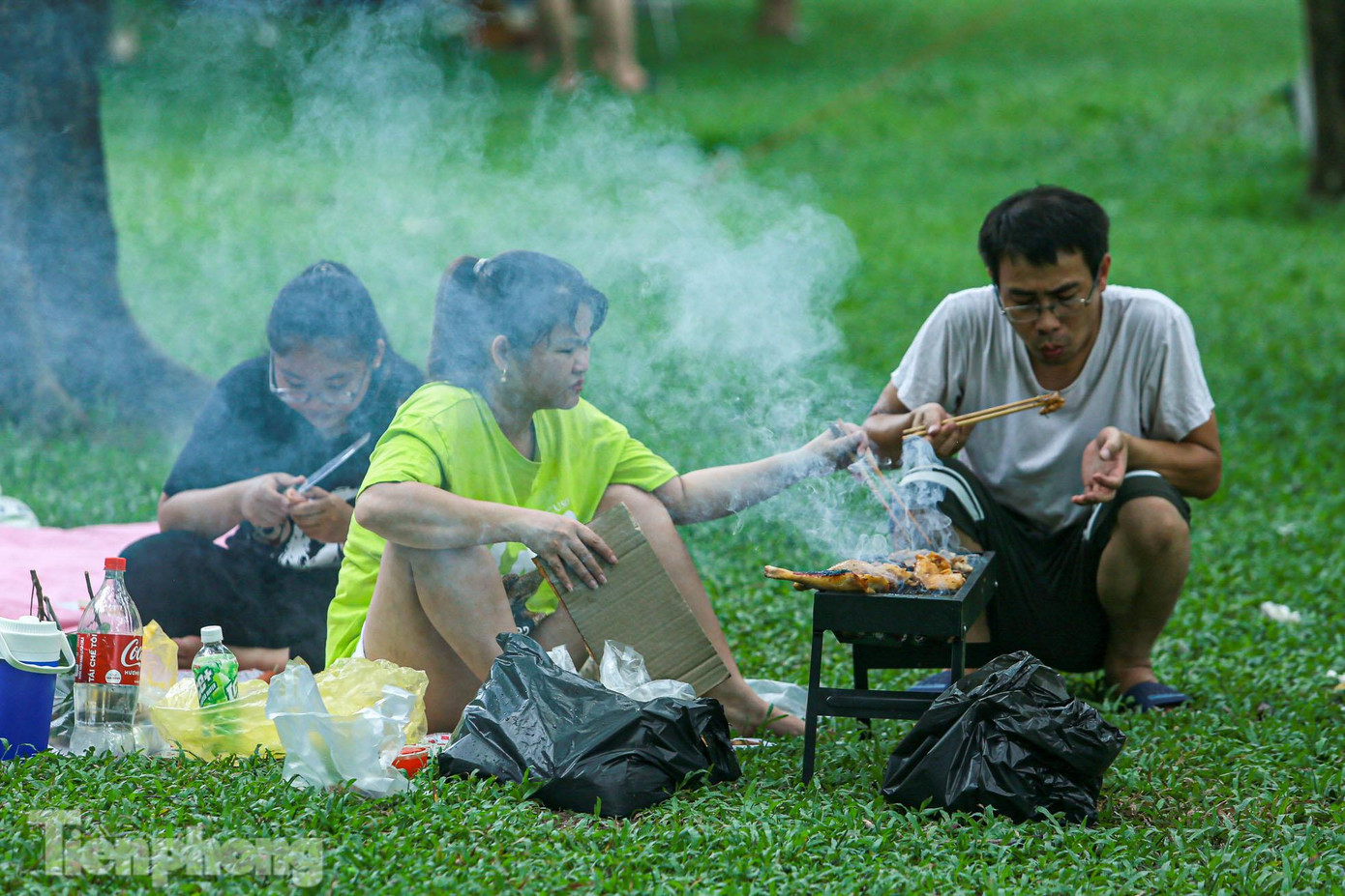 Được biết, chi phí thuê bếp nướng tại công viên là 300.000 đồng bao gồm cả than hoa.