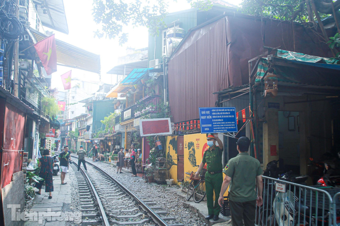 Ông Đinh Bá Hưng, Phó Chủ tịch UBND phường Hàng Bông cho biết: "Thực hiện chỉ đạo của quận Hoàn Kiếm, ngay từ chiều 14/9, phường Hàng Bông phối hợp phường Cửa Đông đã họp và bàn phương án để giải quyết những vấn đề tại phố đường tàu. Tối qua chúng tôi cũng đã thành lập các đoàn đi kiểm tra của 2 phường, trên khu vực xung quanh và kiểm tra về hoạt động kinh doanh và trật tự đô thị. Qua kiểm tra, những cơ sở kinh doanh nào mà không có đăng ký kinh doanh thì chúng tôi cũng sẽ ra thông báo yêu cầu tạm dừng hoạt động, còn những cơ sở nào có đăng ký kinh doanh và xét các yếu tố quy định về ngành nghề kinh doanh, điều kiện kinh doanh thì chúng tôi sẽ báo cáo với cơ quan thẩm quyền để xem xét giải quyết".