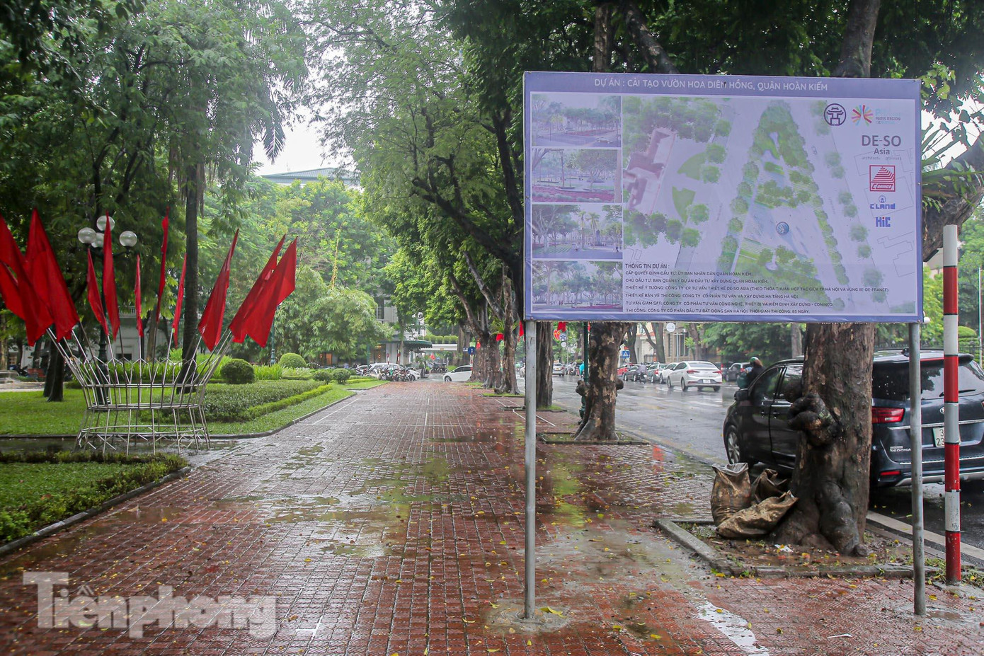 UBND quận Hoàn Kiếm vừa phối hợp với Viện PRX – Đại diện vùng Ile-de-France (Pháp) tại Việt Nam và đơn vị tư vấn DE-SO (Pháp) nghiên cứu lập “Dự án quy hoạch không gian công cộng và thử nghiệm quản lý không gian xanh theo hướng sinh thái tại quận Hoàn Kiếm” (phạm vi nghiên cứu: khu vực xung quanh quảng trường Ngân hàng Nhà nước, tuyến phố Ngô Quyền, Lý Thái Tổ, Tràng Tiền và khu vực xung quanh Nhà Hát lớn).