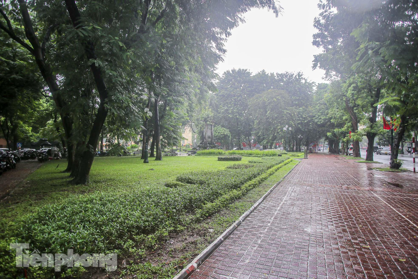 Sau nhiều lần chuyển giao các đơn vị quản lý việc duy tu, cải tạo chưa đồng bộ, đến nay các hạng mục hè, đường dạo được lát bằng nhiều loại vật liệu khác nhau (đá, gạch block, gạch lá dừa) nhiều vị trí đã bong bật, lún sụt; Cây xanh, thảm cỏ còn thiếu, đơn sơ; trang thiết bị đô thị (ghế ngồi, thùng rác...) còn thiếu, hình thức chưa phù hợp.