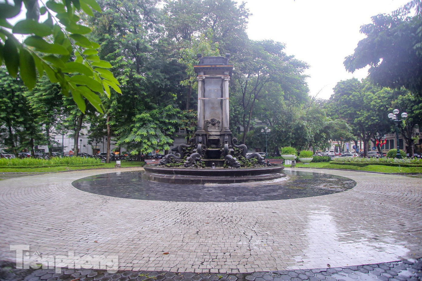 Riêng đối với hạng mục đài phun nước con Cóc, UBND quận Hoàn Kiếm đang tiếp tục thu thập hồ sơ, xin ý kiến các Sở ngành, các nhà khoa học để thiết lập phương án trùng tu hạng mục này.