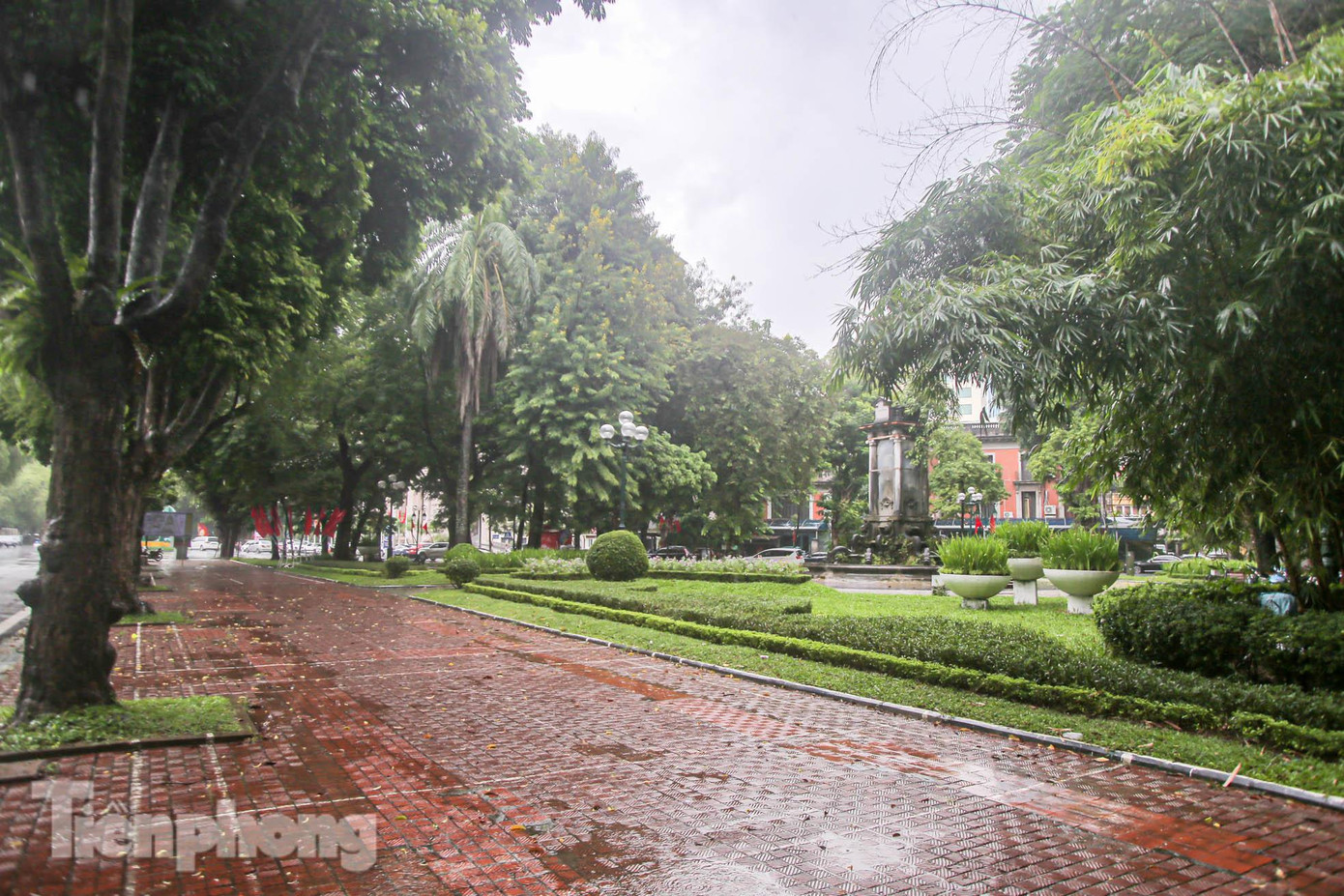 Đây là vườn hoa có giá trị về kiến trúc tại khu vực trung tâm Hà Nội, đồng thời đóng vai trò quan trọng trong việc kết nối hoàn chỉnh không gian kiến trúc cảnh quan khu vực vườn hoa Lý Thái Tổ, quảng trường Ngân hàng Nhà nước, khu vực hồ Gươm và phụ cận (là di tích lịch sử cấp Quốc gia đặc biệt) và nhiều công trình quan trọng như nhà Khách Chính phủ, trụ sở Liên đoàn Lao động Thành phố, trung tâm văn hóa Ý, khách sạn Metropole, trụ sở Thành ủy.