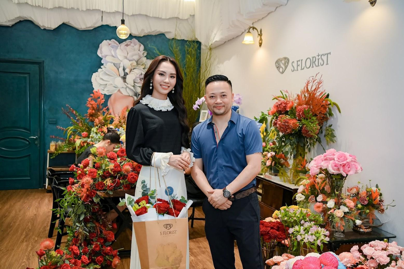 Ông chủ của S Florist – nhiếp ảnh gia Tô Thanh Tân cho biết, anh khá bất ngờ với năng khiếu cắm hoa của Top 3 Miss World Vietnam 2022. “Các người đẹp học rất nhanh và mỗi người đã sáng tạo khi kết hợp, sắp xếp các loại hoa để thành một tác phẩm hài hòa, đẹp mắt, thể hiện gu thẩm mỹ cao”.