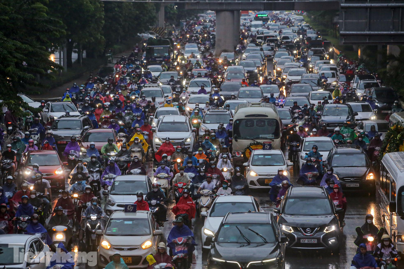 Tuyến đường Nguyễn Trãi, hướng về khu vực Hà Đông ùn tắc.