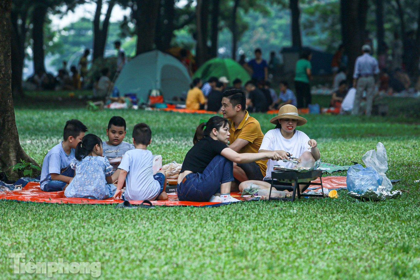 "Gia đình mình không đi du lịch do vướng công việc, vì vậy hôm nay tranh thủ đưa các con đến đây cắm trại, thư giãn. Thời tiết dự báo có mưa nên cũng có chút lo lắng khi bày đồ và các thứ ra", chị Nga (Hà Đông, Hà Nội) cho biết.